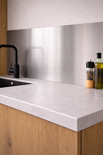 Photo d'une crédence en inox brossé proposée par Rascle Agencement à Sainte Sigolène